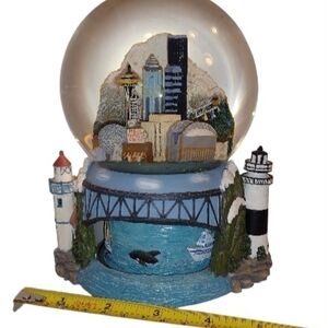 RARE Seattle Sanyko Snow Globe Rotating Space Needle plays Its a Wonderful World